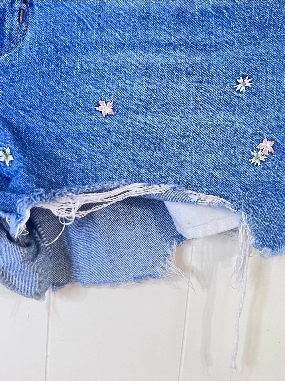 Womens American Eagle Blue Denim Mom Shorts Floral Embroidery Raw Hem Size 16